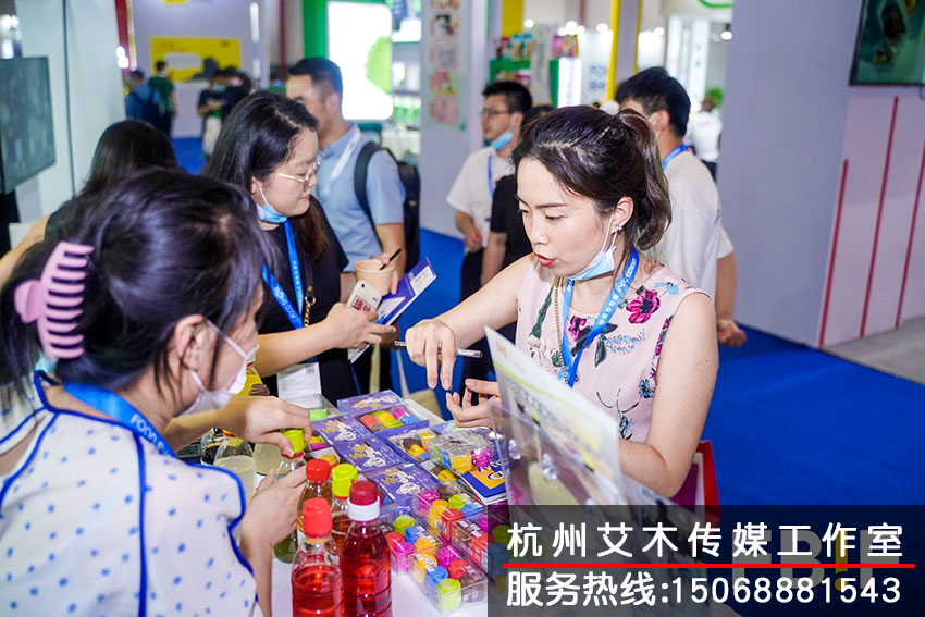 FBIF食品展會現(xiàn)場工作人員對客戶進行食品介紹拍攝